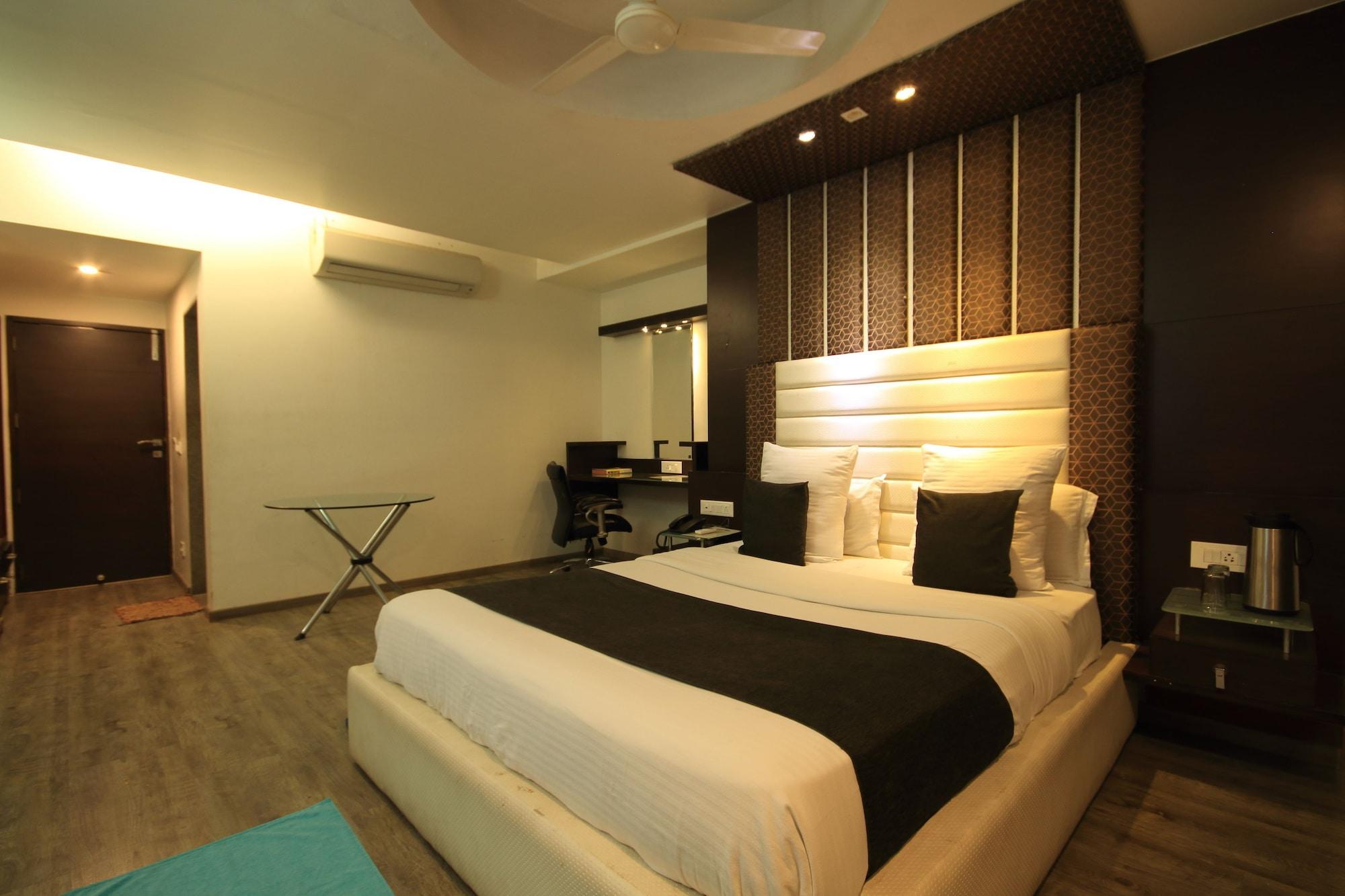 Fabhotel Kadamb Inn Ахмедабад Экстерьер фото
