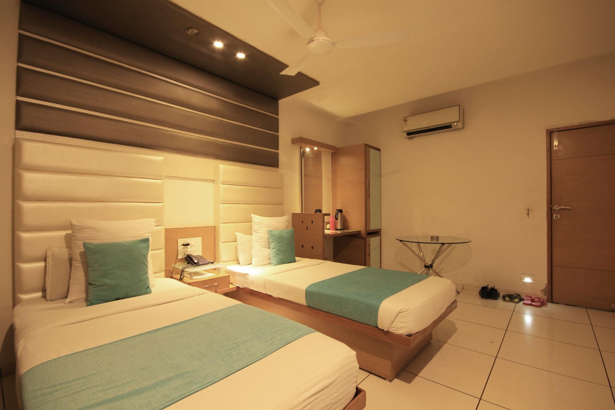 Fabhotel Kadamb Inn Ахмедабад Экстерьер фото