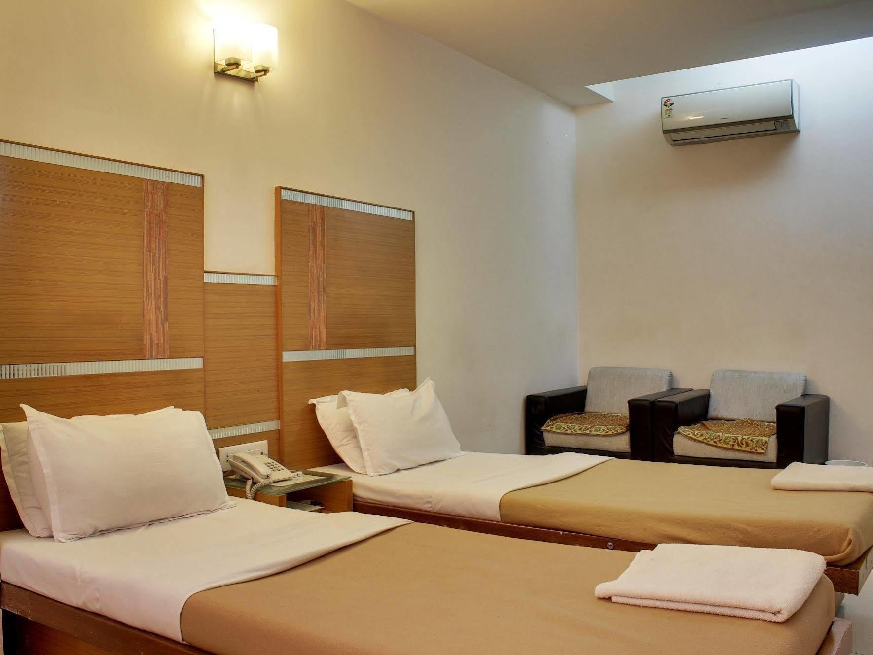 Fabhotel Kadamb Inn Ахмедабад Экстерьер фото